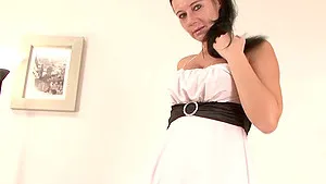 Stunning babe Veronica Snow loves teasing with her hairy pussy