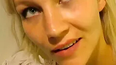 Geile milf gets Milf wird in Public Umkleideraum facialized