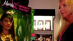 Mature Mariskax used as a sex toy in a FFM threesome