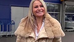 Mature amateur blonde Zaira gets her pussy drilled in a car