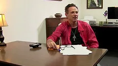 Skinny babe Skylar Green lifts up her legs for a plowing session