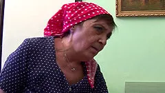 Mature granny Naomi screwing her babe pussy using toy