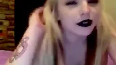 Goth babe fingering her cunt from blonde masturbation behind