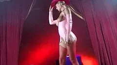 Keira Farrell fucked with a shagging machine while choking on a dick