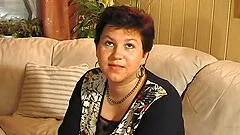 Short hair Betty drilling her sex hole using dildo in close up