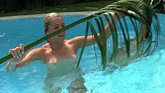 Natural sweetheart decides to masturbate right after the swimming