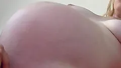 Dainty solo model teases her tunnel of pleasure with a vibrator