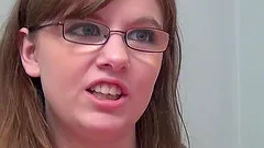 Nerdy demoiselle certainly knows how to suck the mushroom!