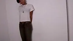 She gets naked to piss with her hot pussy