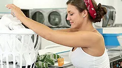 Curvy amateur gets naked and gets laid in the laundromat