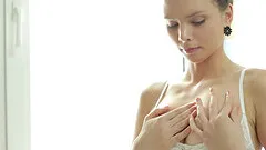 Peachy takes her vibrator in the tub and works her clit