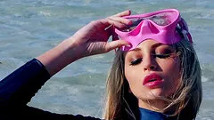 Watch erotic solo model showcasing her seductive feminine curves at the beach