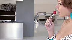 Pornstar enjoying her pussy getting pounded hardcore before getting facial cumshot in reality shoot