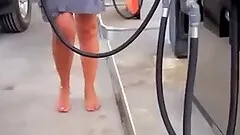 Amateur chick shows her feet for the cam in homemade video