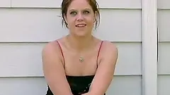 Slutty amatuer girl blows a dick in outside the house