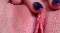Sex beauty on heels working her pink clit in close-up