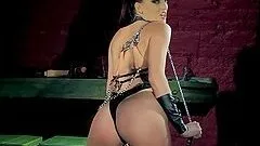 Masochist Lyen Parker toys and stretches her pussy