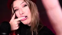 Naked amateur webcam girl fingering her pussy live on camera