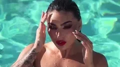 Emily Rinaudo loves to be sexy and hot