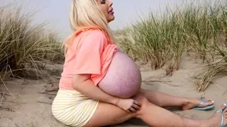 Blonde With Natural Big Boobs Loves Putting A Toy In Her