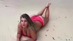 De Rankin Amaterur Hotwife Plays With Tits and Ass in Pool