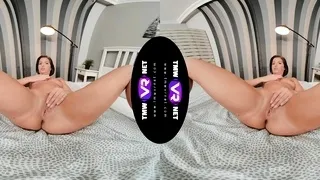 Gorgeous Niki Harris adores the naked beauty of her body so