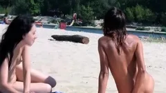 This nude babe isnt afraid to go to the nudist beach