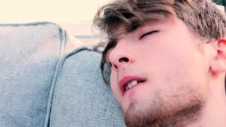 Muscled amateur cums after outdoor solo