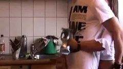 Ferkel lutscht sein Sperma von den High Heels