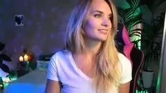 Amateur Webcam Cute Teen Plays Solo with Big Dildo