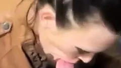 Deutsche Schlampe lutscht in Umkleide und Spermawalk