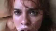 elle jouit en se prenant un facial