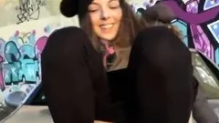 Billige Schnalle draussen auf dem Benz durchgerammelt!