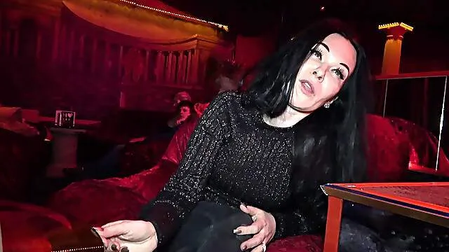 Loud porno for a curvy ass mature in late night club casting