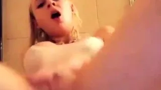 Naked amateur webcam girl fingering her pussy live on camera