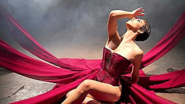 Thin ballerina reveals authentic erotic solo dance on cam