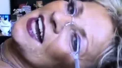 Geisteskranke Oma mit Sahne in der Fresse!