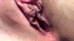 18-jaehrige Assi-Schlampe wichst sich die Fotze!