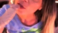 Rallige Oma schluckt den Dildo!