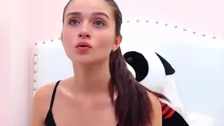 Pretty Brunette Babe shows sum skin