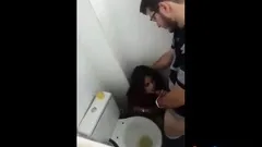 Dando no banheiro da balada