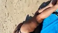 gozando em cima da coroa na praia