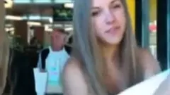 se desnuda en publico