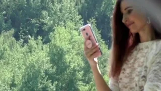 She walking naked in public park. Bottomless flashing