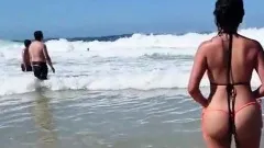 Gostosa com o menor fio dental do mundo! Tesuda da Capa