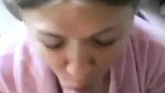 Schlampe lutscht stinkenden Schwanz