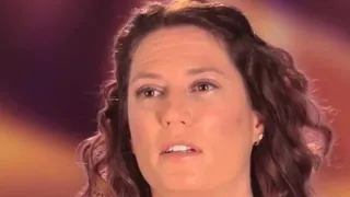 Naked babes are sharing a sexy kiss