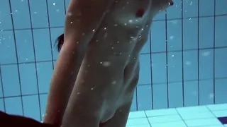 Underwater babe Liza Rachinska swims naked