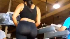 Morena con tremendo culo y leggins transparentes