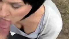 Arrogante Zicke blaest Schwanz im Wald! Ins Maul gespritzt!